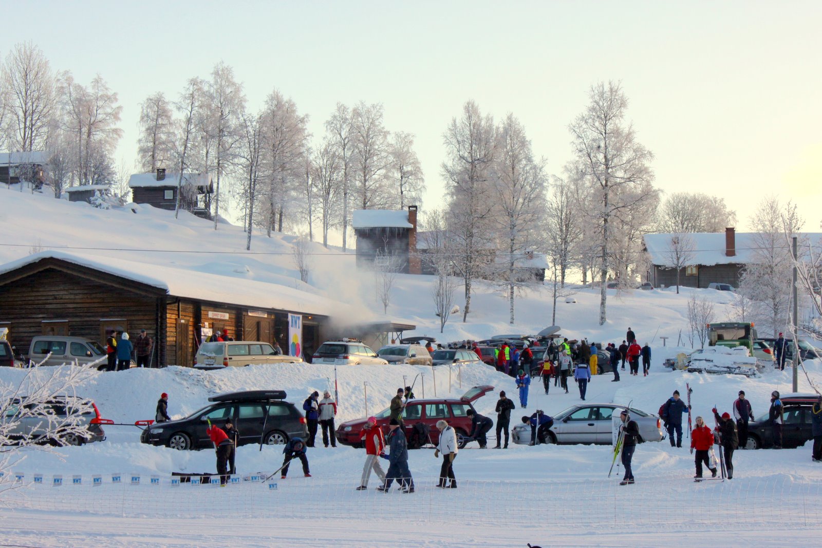 Fullt av människor runt skidstadion i Mattila