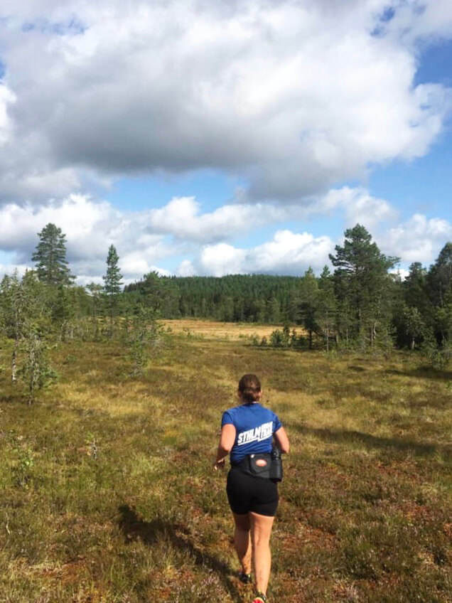 Person springer på myr