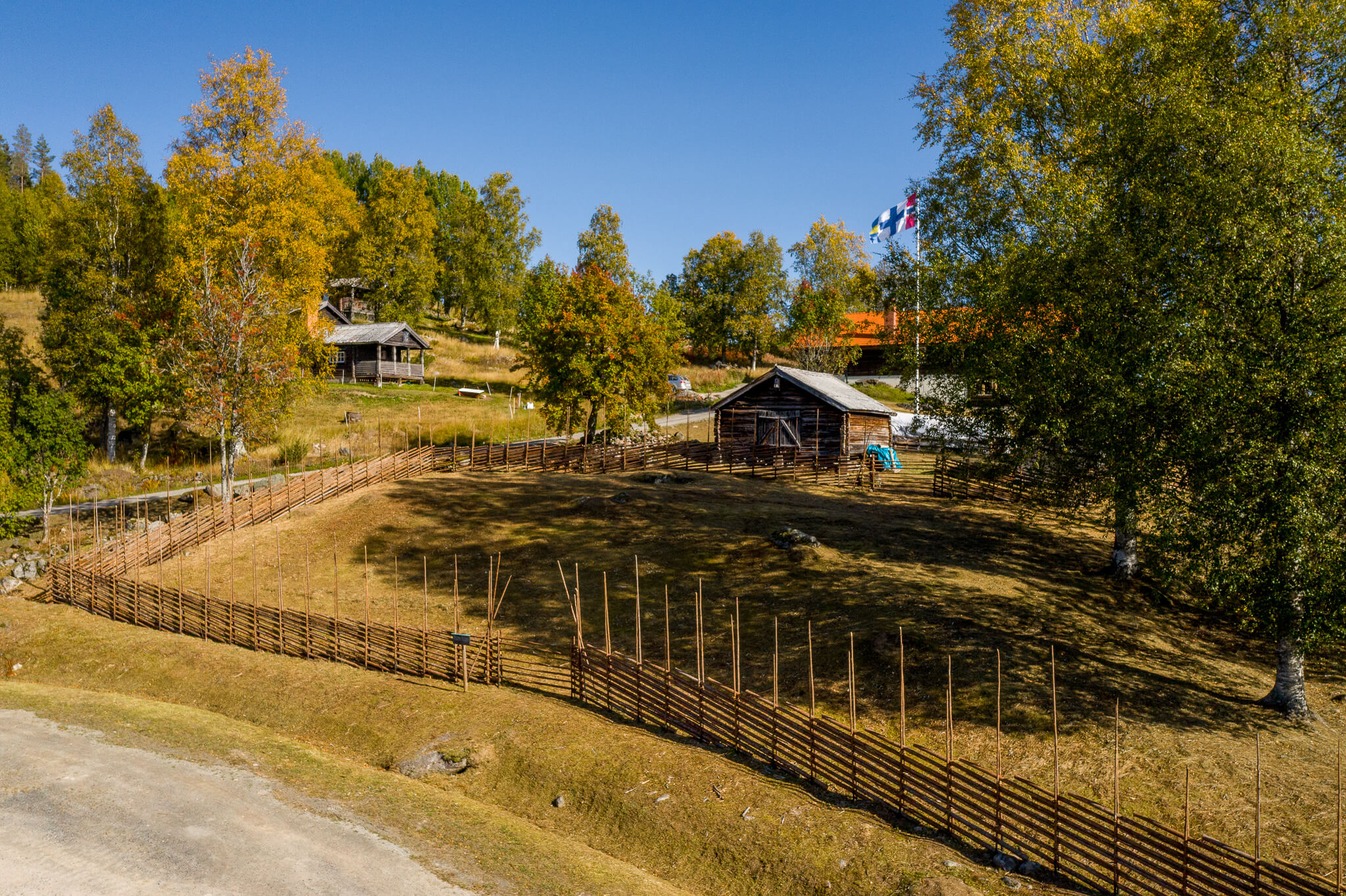 Gärdesgården i Mattila i höstfärger